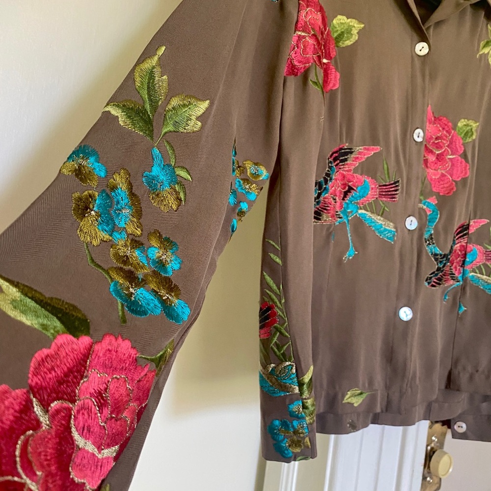 Beautiful 🌺 Embroidered SILK floral bird fitted blouse / jacket. - Picture 5 of 9